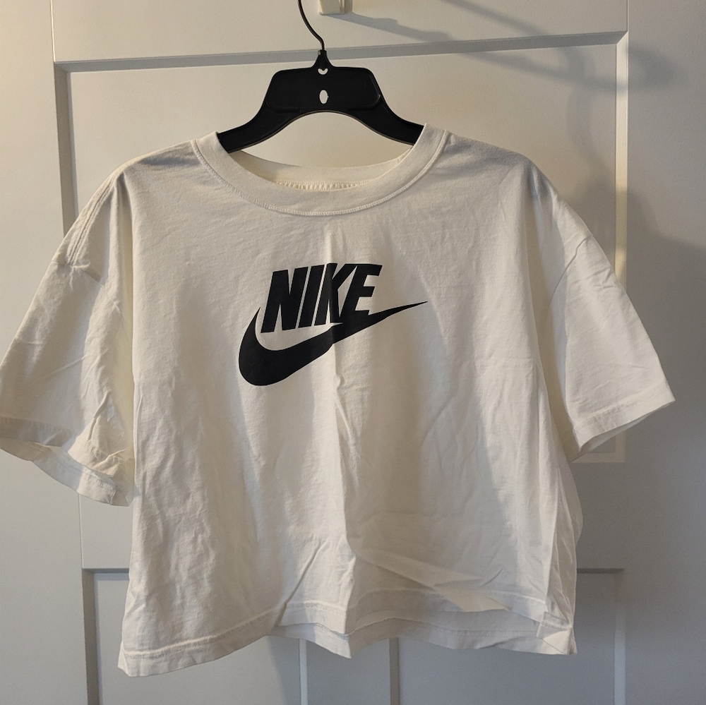 Women's Nike cropped short sleeve t-shirt